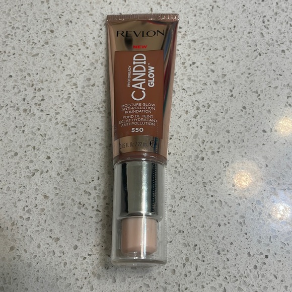Revlon PhotoReady Candid Glow Foundation - Picture 9 of 10